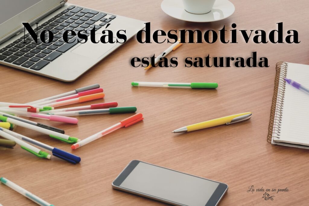 saturación mental mujer escritorio